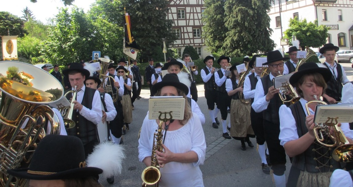 Musikverein umrahmt Fronleichnamsprozession 
