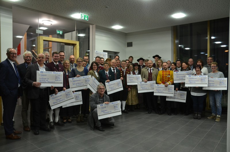Musikverein erhält Spende von Volksbank Altshausen 